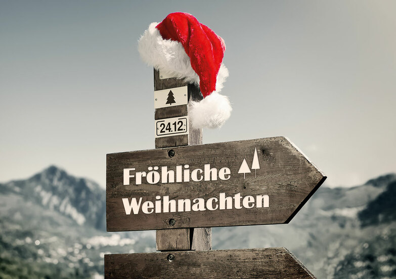 Weihnachtskarte: Wegweiser mit Mütze