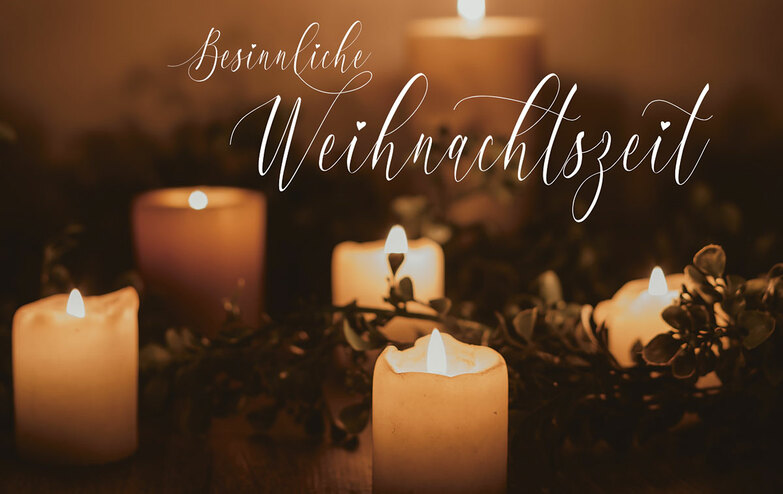 Weihnachtskarte: Kerzen auf Tisch