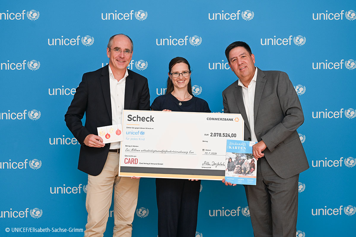 Scheckübergabe Card Verlag und UNICEF